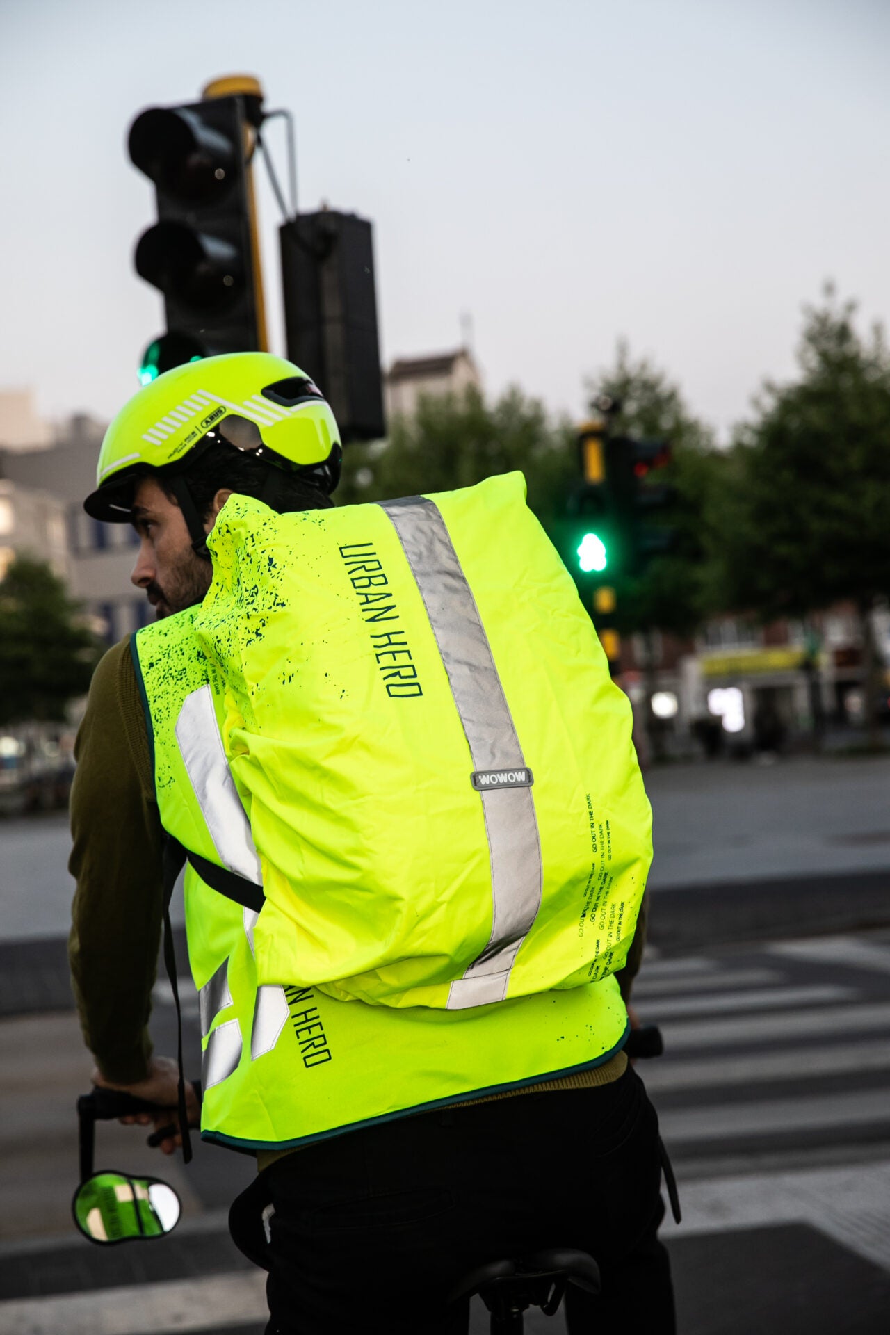 wowow-bag-cover-urban-hero-yellow-coprizaino-fluorescente-per-zaino-30-35l image 2