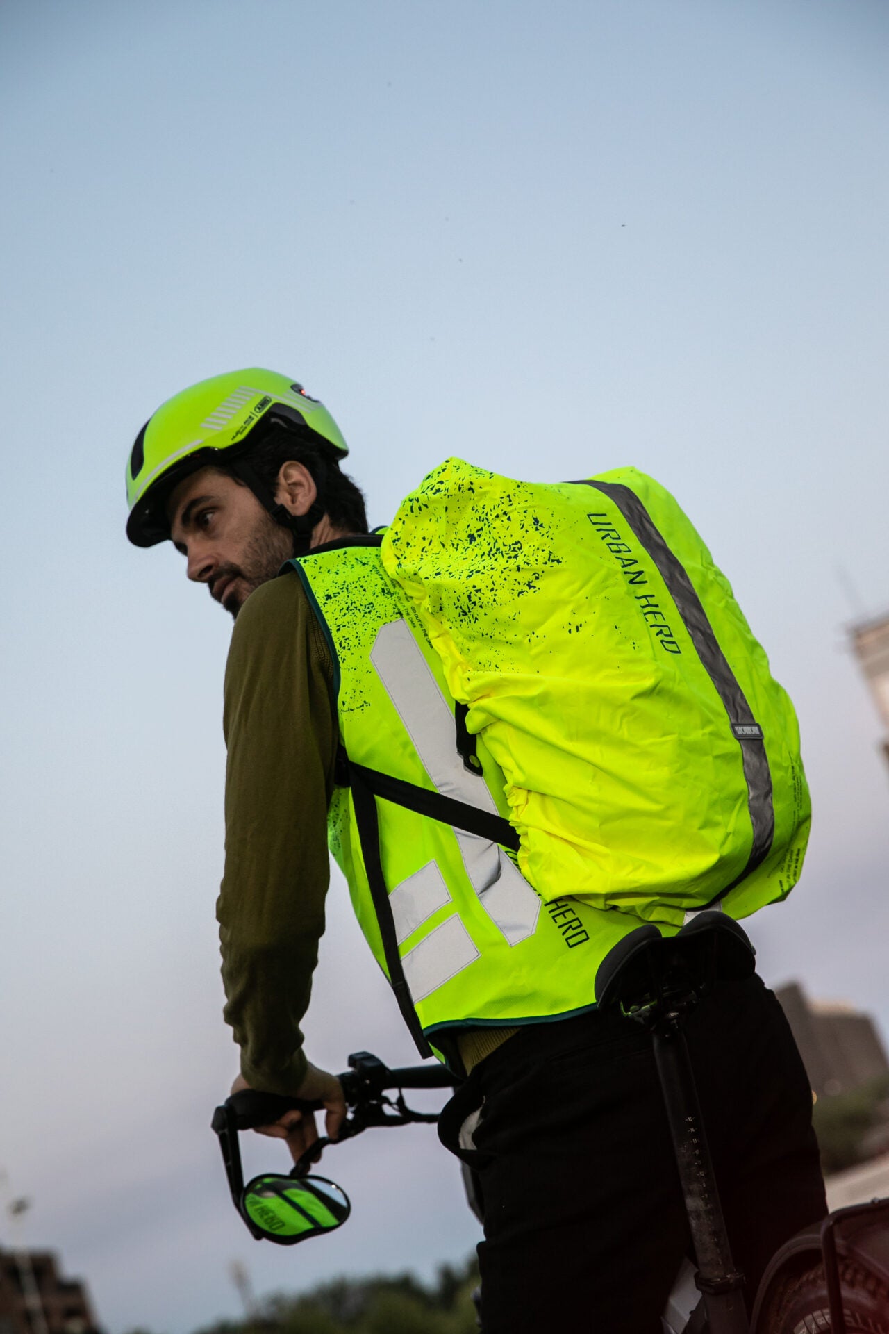 wowow-bag-cover-urban-hero-yellow-coprizaino-fluorescente-per-zaino-30-35l image 4