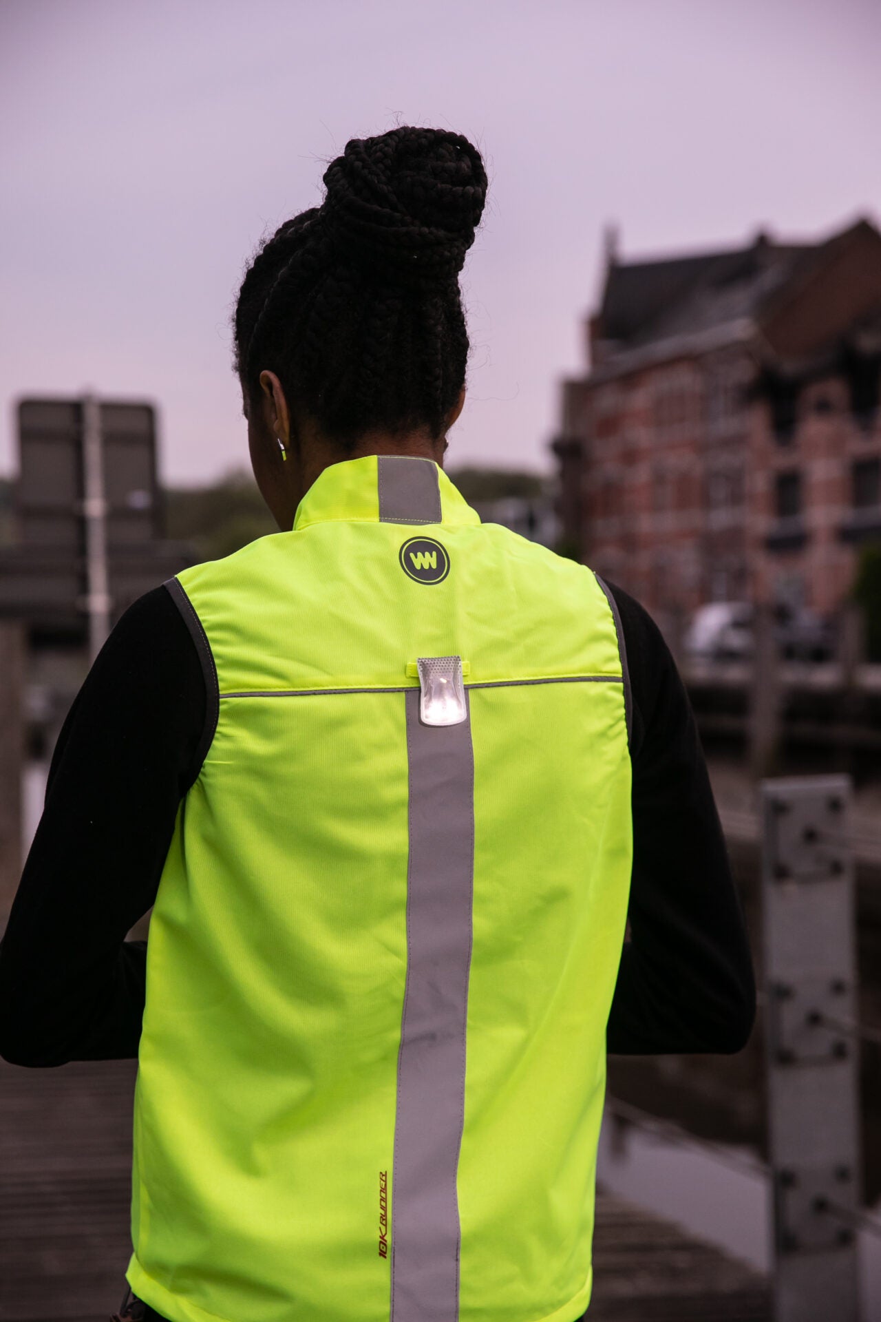 wowow-10k-runner-jacket-yellow-giacca-fluorescente-per-running image 5