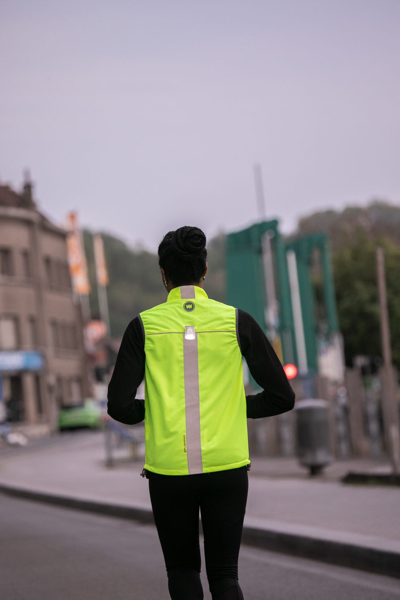 wowow-10k-runner-jacket-yellow-giacca-fluorescente-per-running image 4