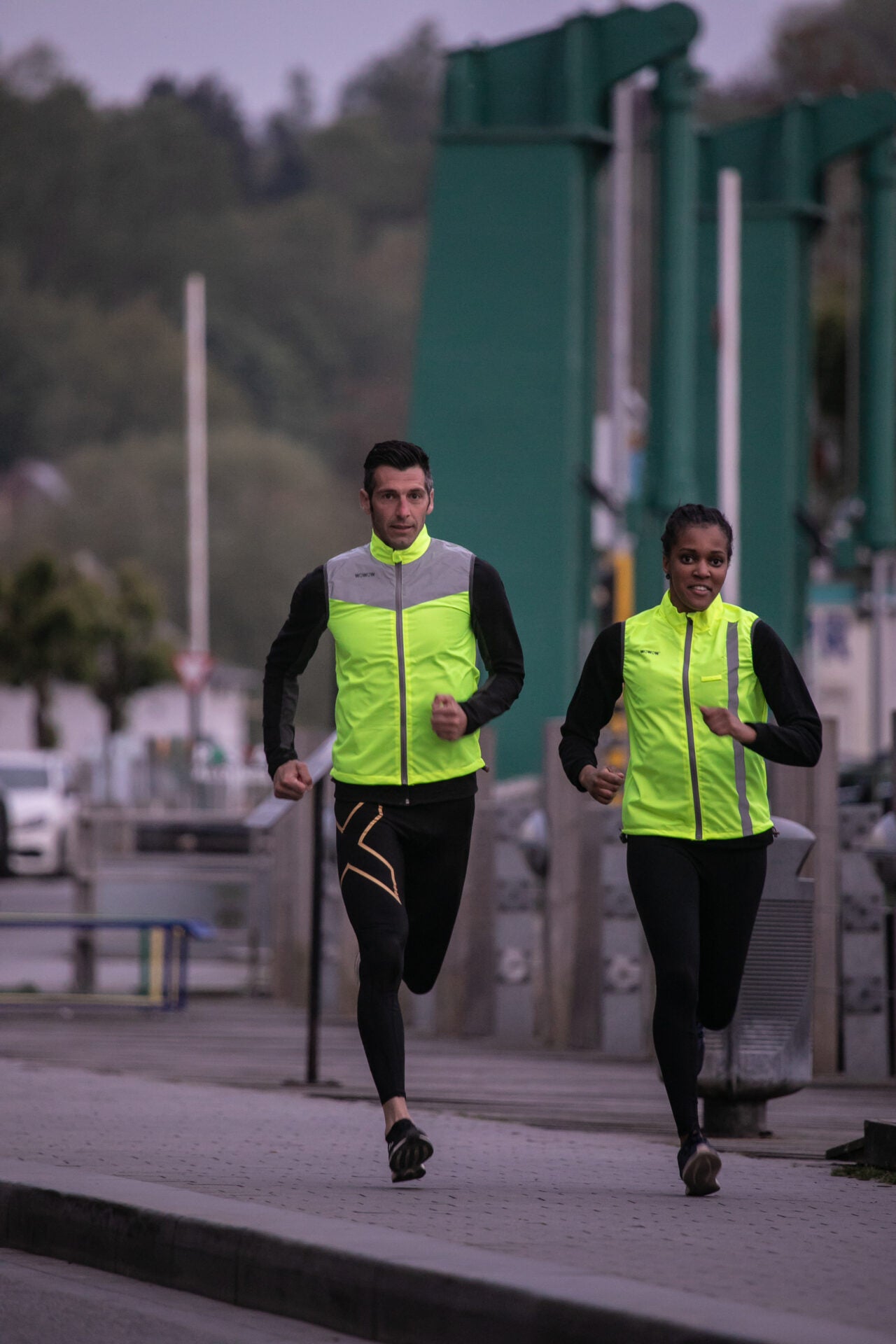 wowow-10k-runner-jacket-yellow-giacca-fluorescente-per-running image 6