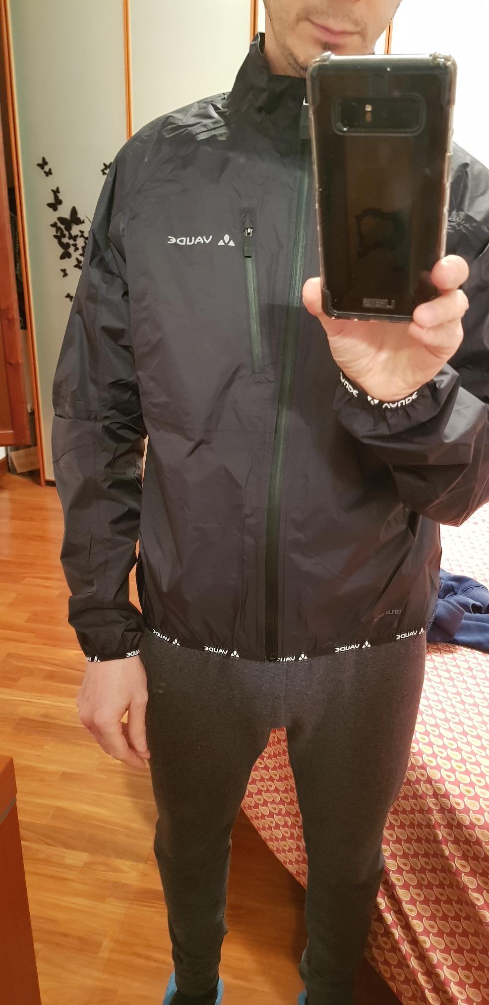 Buona giacca, ma il cappuccio è un po' scomodo