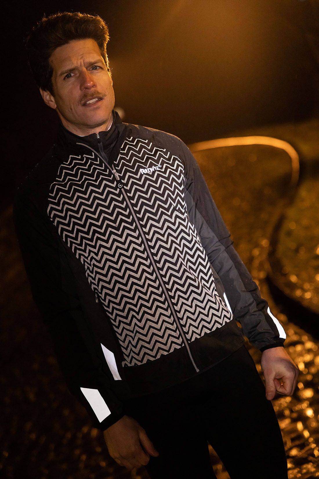 wowow-light-runner-jacket-giacca-da-running-riflettente-nera image 4